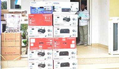 Imprimantes d'ordinateur stockées dans une pièce.